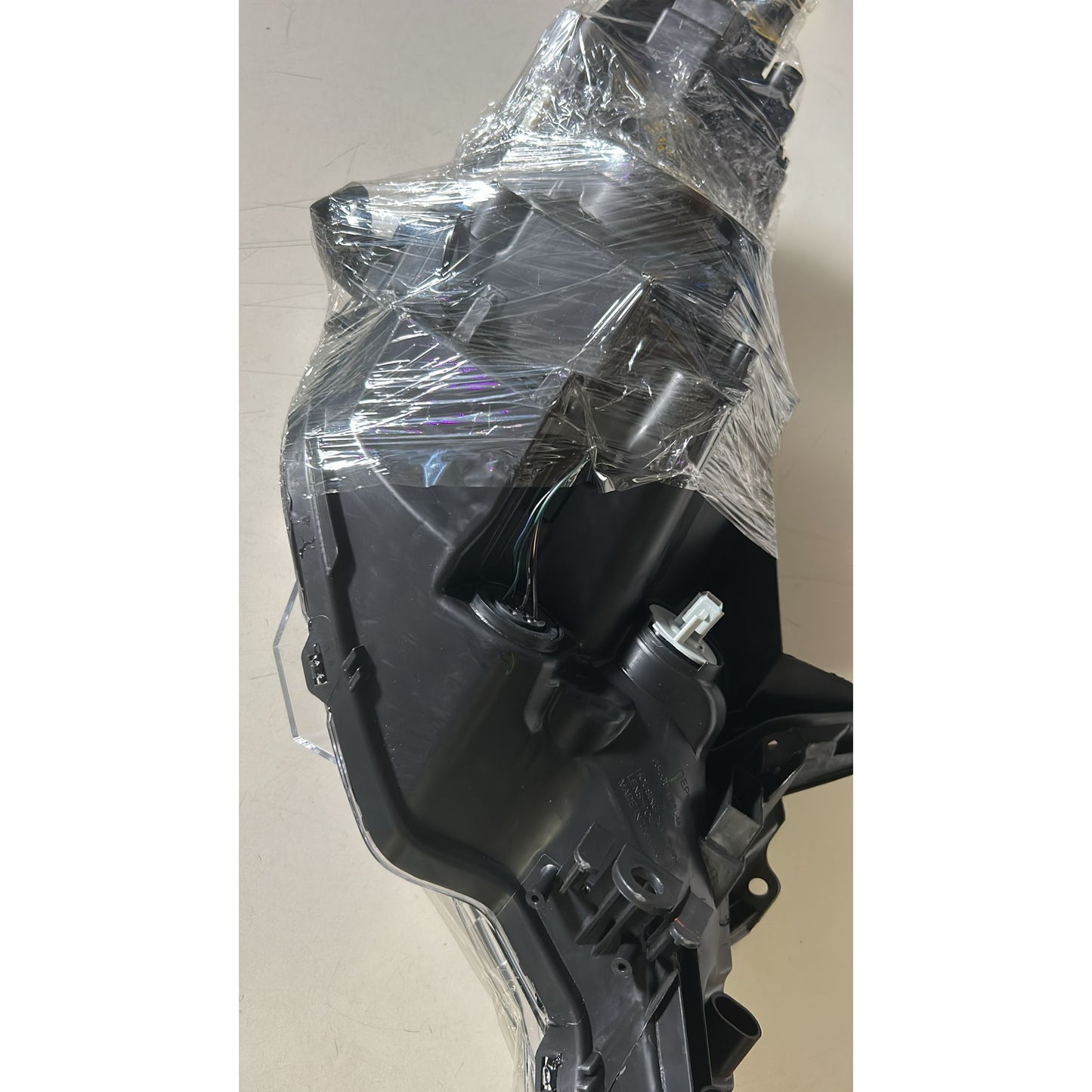 Phare gauche Ligier(JS50/JS50 L/PH2/PH3) (Dommage aux points de fixation)